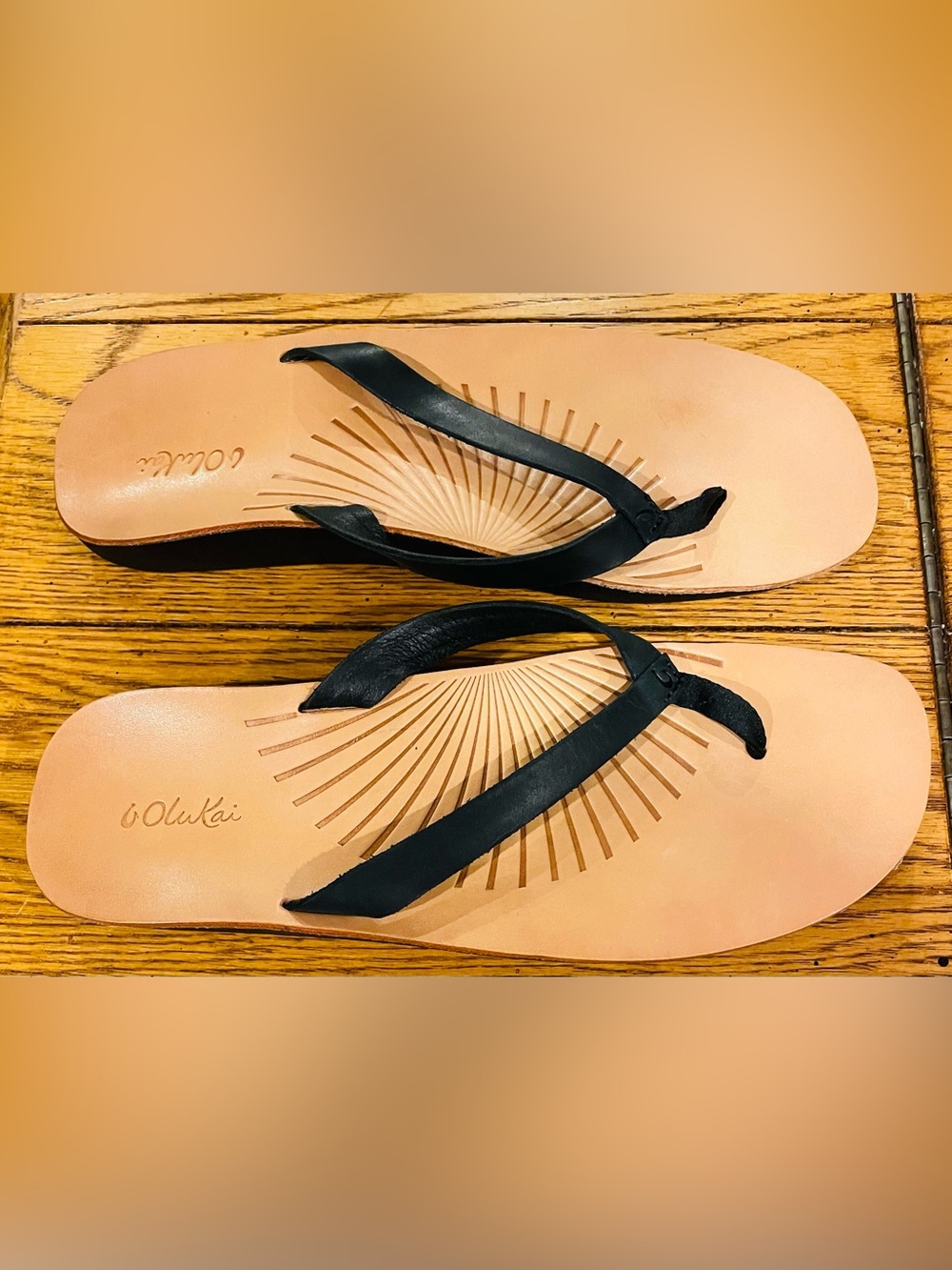 Olukai IWI Women’s Leather Thong Flip Flop, size 10, color black/gold